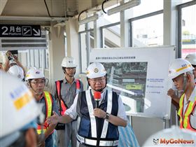 鄭文燦視察中壢車站鐵路地下化先導工程，台鐵中壢臨時後站及跨站天橋9月將完工（圖／桃園市政府）