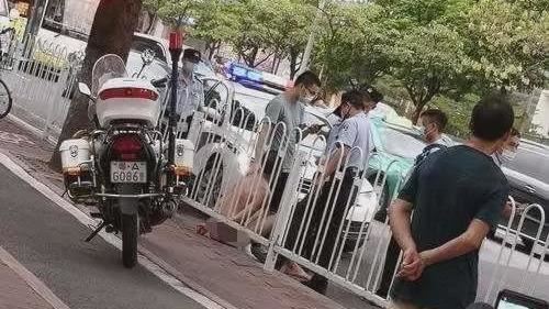 裸男摟住陌生女狂吻　囂張喊：我老婆