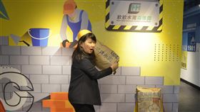 欣欣水泥森活園打卡牆吸睛欣欣水泥嘉義工廠轉型觀光工廠「欣欣水泥森活園」，展示水泥從採礦到生產的過程，最吸睛的是讓遊客模擬「做工的人」，肩扛50公斤道具水泥袋，在打卡牆前拍照。中央社記者蔡智明攝  109年7月31日
