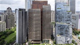 台中歌劇院夏綠地園道「丽格」外觀落架，蜂巢玻璃帷幕格窗驚豔台中天際線，與「宝格」、中信金台中大樓，形成大陸建設在七期的國際建築聚落街廓。（圖／業者提供）