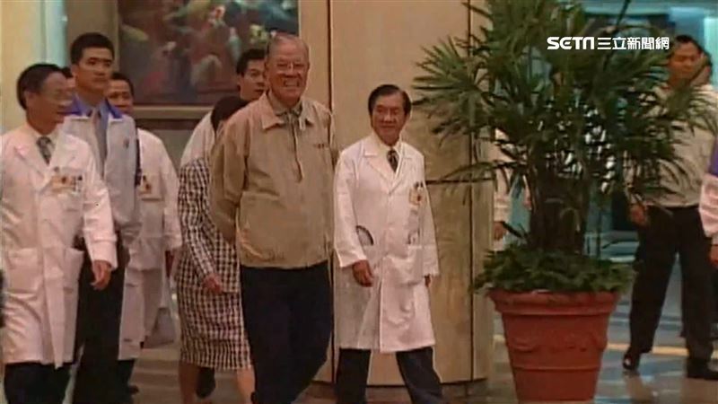 連文彬（前右）年輕時曾擔任李登輝（前中）的醫療小組召集人長達11年。（圖／資料照）