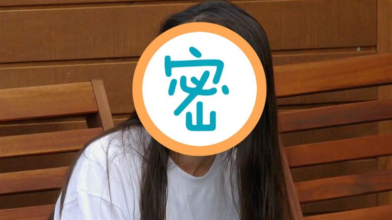 女神IU素顏照外流？戴眼鏡一頭散髮
