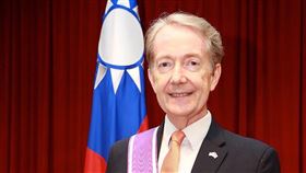 荷蘭駐台代表任內最終日　獲頒紫色大綬景星勳章荷蘭駐台代表紀維德31日獲頒紫色大綬景星勳章，肯定他推動台荷關係的成就。在台生活20多年的紀維德見證台灣民主進程，也推崇前總統李登輝對台灣民主的重要貢獻。（外交部提供）中央社記者陳韻聿傳真　109年7月31日