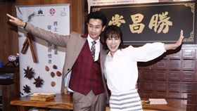 大元、Darren邱凱偉演出一對，在中藥行相戀。（圖／記者林聖凱攝影）