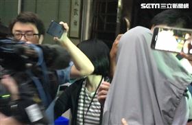 ▲立委趙正宇以外套蓋住上半身，完全不願視人。（圖／記者楊佩琪攝）