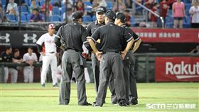 ▲裁判場上開會討論。（圖／記者劉彥池攝影）