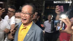 ▲立委陳超明面對媒體詢問是否收賄，他雙手合十強調絕對沒有。（圖／記者楊佩琪攝）