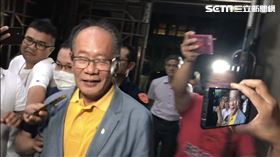 ▲立委陳超明面對媒體詢問是否收賄，他雙手合十強調絕對沒有。（圖／記者楊佩琪攝）