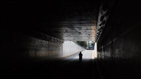 越南國營媒體報導，迄今仍找不到峴港新一波疫情的源頭，但越南總理阮春福隨後大動作要求公安部清查所有非法入境的外國人，一週內就就抓獲多名人蛇集團分子，且這些偷渡入境者，全數來自中國。圖為疫情下的峴港。（圖／翻攝自facebook.com/visitdanang）
