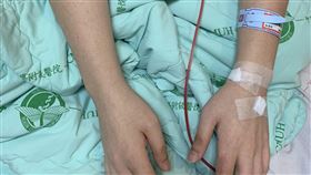 鉛中毒住院　張彥彤手臂插滿針頭台中市議員張彥彤一家4口鉛中毒住院，張彥彤接受治療時，手臂插滿針頭管線。（張彥彤提供）中央社記者趙麗妍傳真　109年7月31日