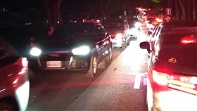 台東熱氣球夜晚夯到清晨　5公里路開2小時台東國旅大爆發，暑假至今平均湧入10萬人次，7月31日傍晚鹿野大草原熱氣球場地塞車，不到5公里的路程開車就要2小時。（潘貴蘭提供）中央社記者盧太城台東傳真　109年8月1日