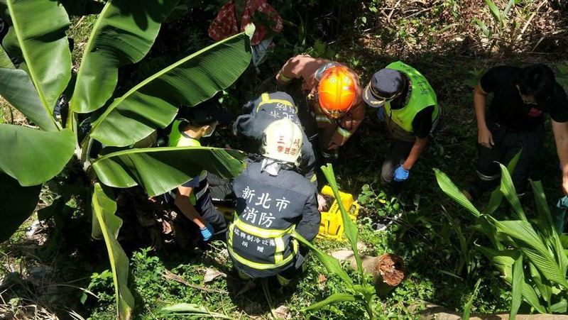 過彎撞護欄墜3米邊坡　騎士骨折送醫