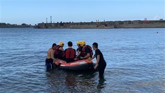 澳底泳客玩SUP落水！女獲救男失蹤