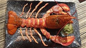 火鍋業者推出一千元的振興券享有龍蝦加鹿兒島A4和牛肋眼一份。（圖／翻攝自麻神麻辣火鍋臉書專頁）