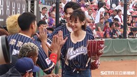 國片《怪胎》男女主角林柏宏、謝欣穎到場開球。（圖／記者王怡翔攝影）