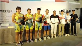 ▲雅諾飛（AROFLY）董事長吳品盛代表公司贊助張家班鐵人隊以及南寶樹脂車隊蔡雅羽。（圖／記者林辰彥攝影）