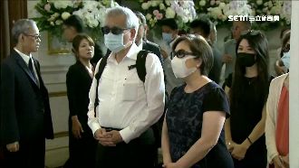 李安妮現身…凝望李登輝遺照神情哀戚