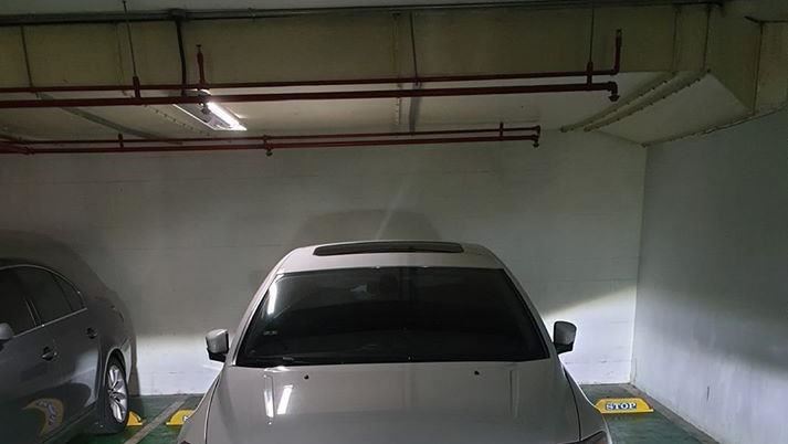 繞圈圈搶最後車位　他一看法拉利怒了