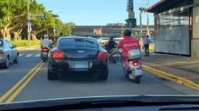 白目外送哥等紅燈「伸腳踩賓利」 網看傻眼：真的不怕死耶。（圖／翻攝自爆料公社）