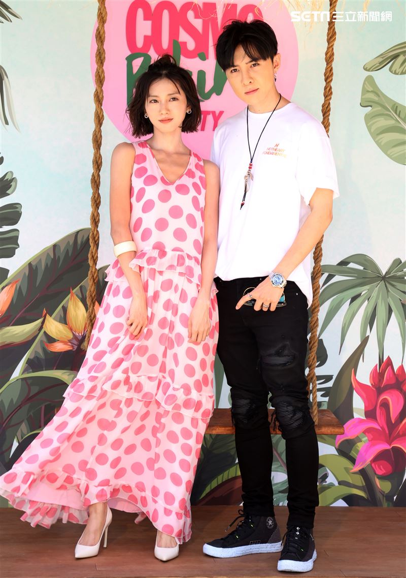 唐禹哲、蔡黃汝頂著豔陽出席柯夢波丹夏日比基尼派對。（記者邱榮吉/攝影）