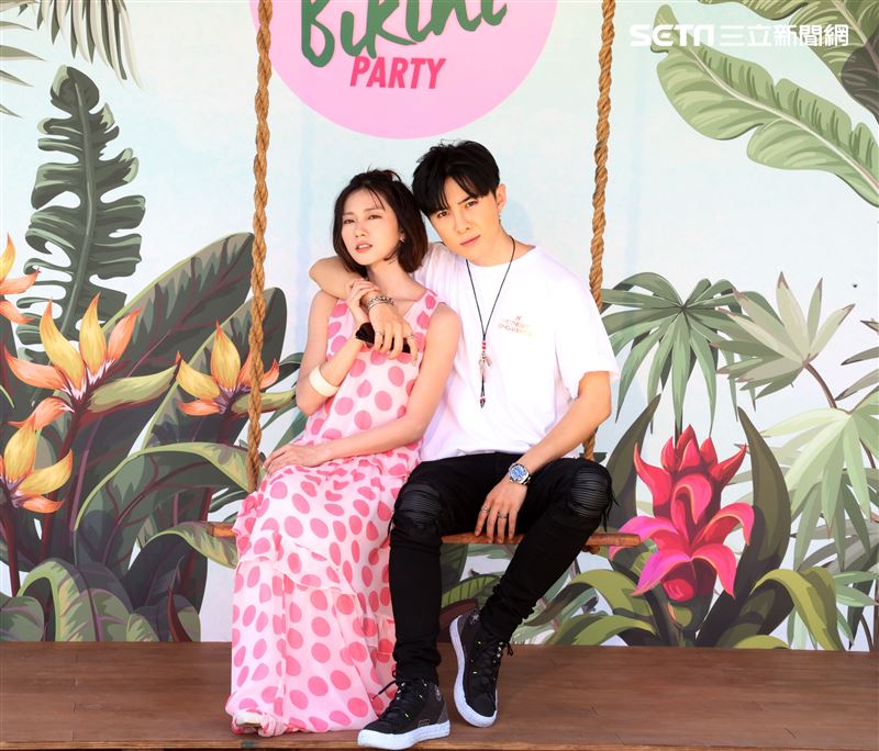 唐禹哲、蔡黃汝頂著豔陽出席柯夢波丹夏日比基尼派對。（記者邱榮吉/攝影）