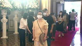 台北賓館民眾追悼李登會，下跪痛哭，一家四口