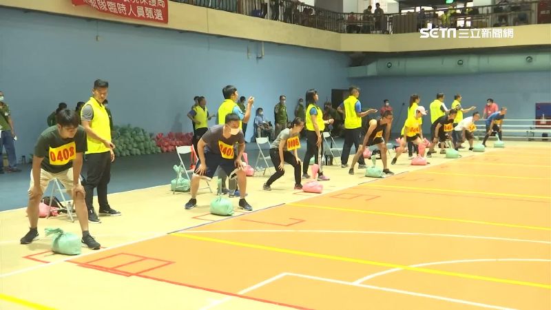 2千人報考清潔工　扛沙包慘摔繼續衝