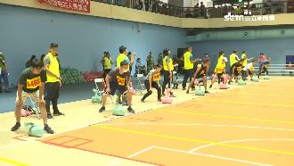 2千人報考清潔工　扛沙包慘摔繼續衝