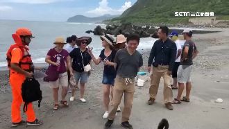海警發布七星潭遊客照玩水　海巡勸離