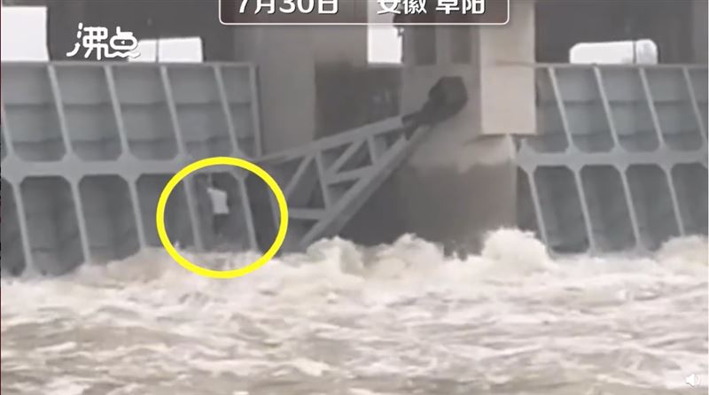 下方就是洪水！陸男竟爬疏洪道想釣魚