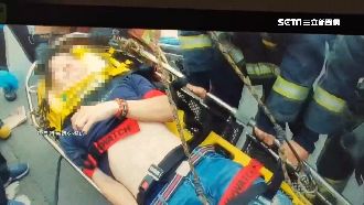 轎車自撞高架護欄　男詭扔粉末墜陸橋