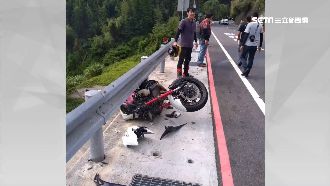 轎車越線超車撞重機　騎士摔飛險墜谷