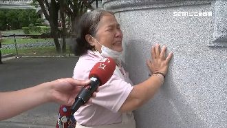 李登輝追思會湧人龍　婦致哀抱柱痛哭