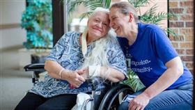 朵莉絲來到康復中心後，意外與失散多年的妹妹蓓芙重逢。（圖／翻攝自Newzzhub臉書）