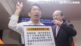 勞動基準法一例一休，衛生及環境委員會，時代力量立委徐永明程序發言與民進黨團總召柯建銘爭執 圖／記者林敬旻攝