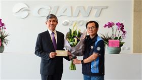 駐匈牙利代表張雲屏參觀巨大新廠駐匈牙利代表張雲屏（左）參觀巨大集團位於珍珠市的新廠，受到歐洲廠總經理陳經才（右）的熱烈歡迎。（圖：駐匈牙利代表處提供）中央社記者林育立柏林傳真 109年8月3日