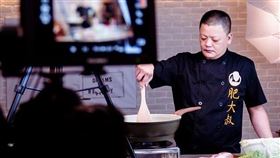 肥大叔料理暖人心　將台灣黑蒜頭入菜