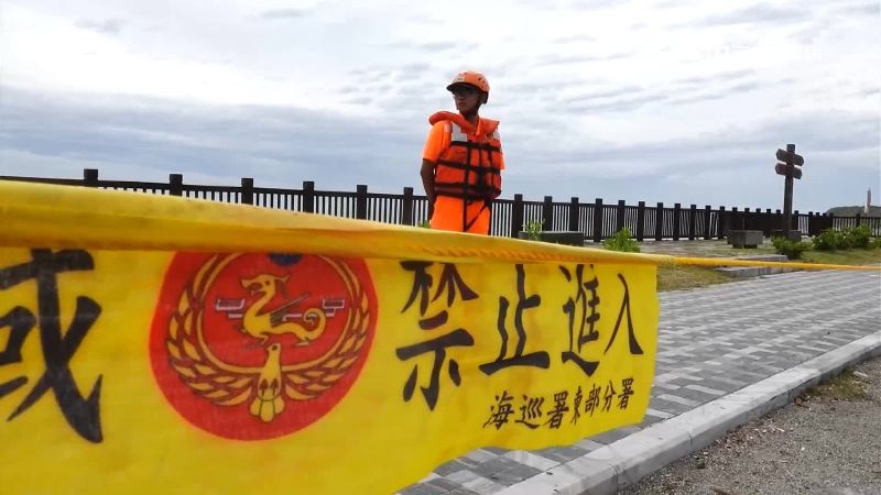 七星潭圍封鎖線　海巡署驅離觀浪遊客