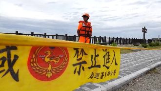 七星潭圍封鎖線　海巡署驅離觀浪遊客
