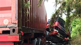 新北,台二線,聯結車,自撞（圖／翻攝畫面）