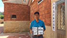 巧遇大畫家　陳為論懷念席德進忘年情金門退休國小老師陳為論（圖）持已故畫家席德進的畫冊，指出畫冊中速寫的古民宅，就是他腳後如今已拆除的自家小房間。陳為論說，他就是在這裡認識席德進。中央社記者黃慧敏攝　109年8月3日