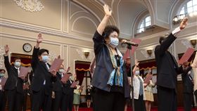 蔡英文總統3日主持「第六屆監察院院長、監察委員、新任行政院政務人員、國家安全會議副秘書長及駐外大使宣誓典禮」。（圖／總統府提供）