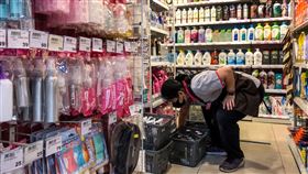 無薪假實施  批發及零售業家數最多（1）勞動部8日公布最新減班休息（無薪假）統計，有1047家事業單位正實施無薪假，且實施人數達1萬9000人，除家數為有紀錄以來首次破千家，人數也再創10年新高。以行業別來看，家數部分以批發及零售業294家最多。中央社記者吳家昇攝　109年5月8日