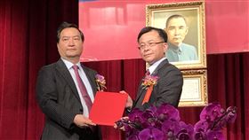 NCC主委布達典禮新一屆NCC委員任期自8月1日開始，3日舉行舉行NCC主任委員陳耀祥（右）布達典禮，由行政院政務委員羅秉成（左）擔任主持人。中央社記者蘇思云攝  109年8月3日