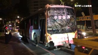 機車見黃燈停路口　公車閃不及撞教堂