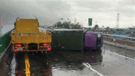 暴雨車翻！台61線彰化伸港南下回堵（圖／翻攝畫面）