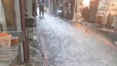哈格比炸暴雨　淡水老街阿給店面淹水