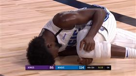 Isaac抱著左膝痛苦不堪。（圖／翻攝自YouTube）