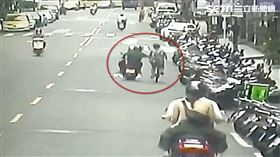 飛車搶匪,落網,單車婦人,中和,翻攝畫面