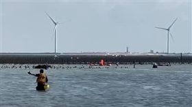 彰化8旬老翁採蚵養家落海　送醫不治(圖/翻攝畫面)